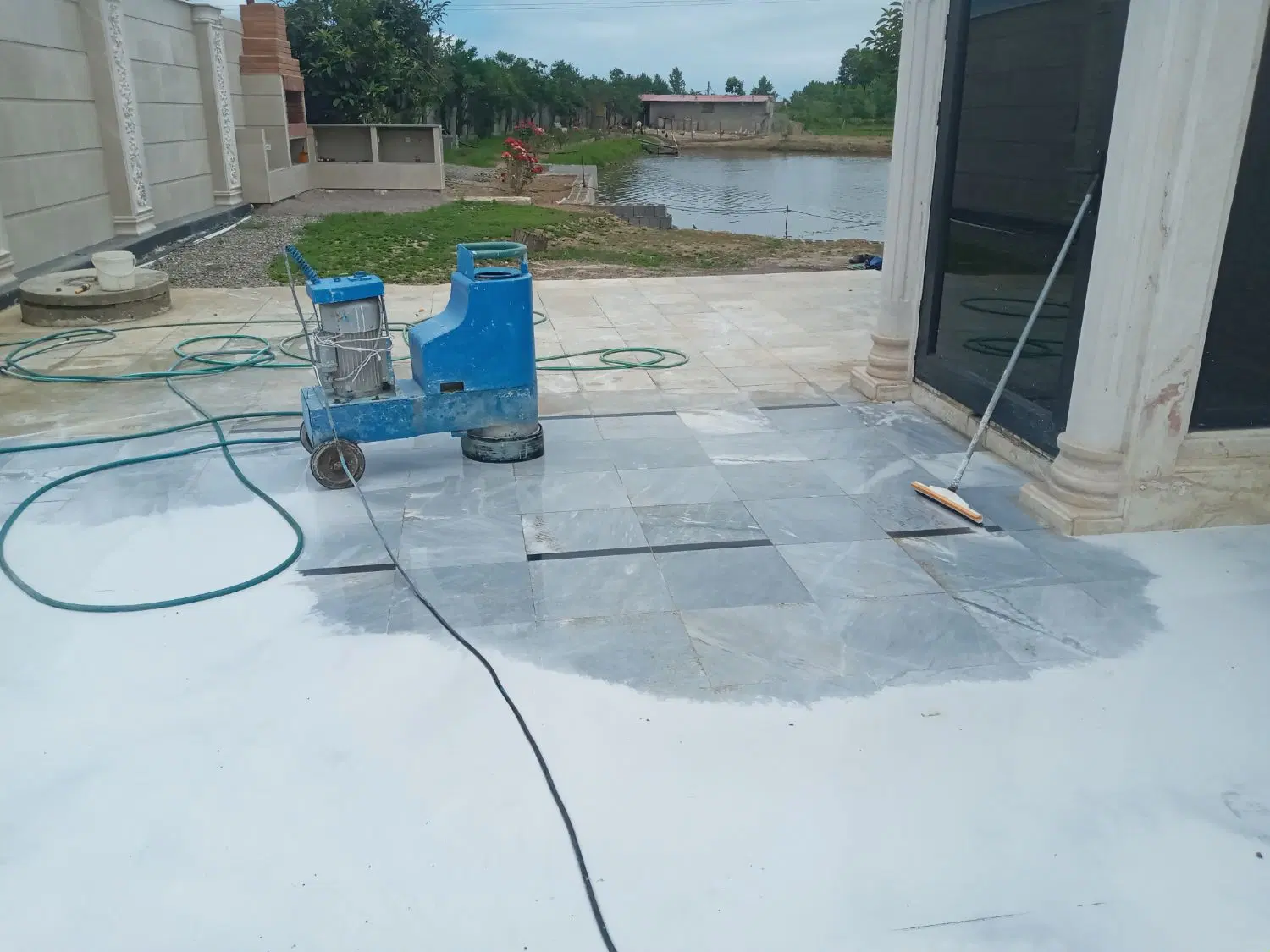 کفسابی کف پارکینگ و موزائیک ساختمانی